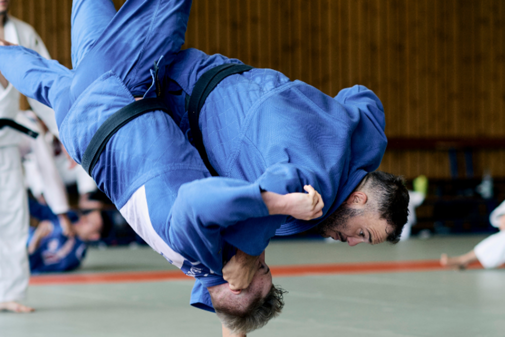 Trainingskampf von zwei Judoka.