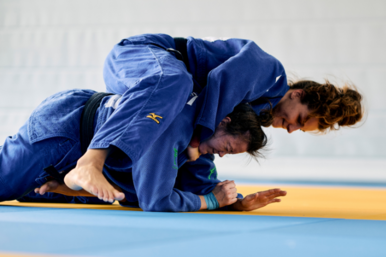 Zwei Judoka waehrend eines Kampfes.