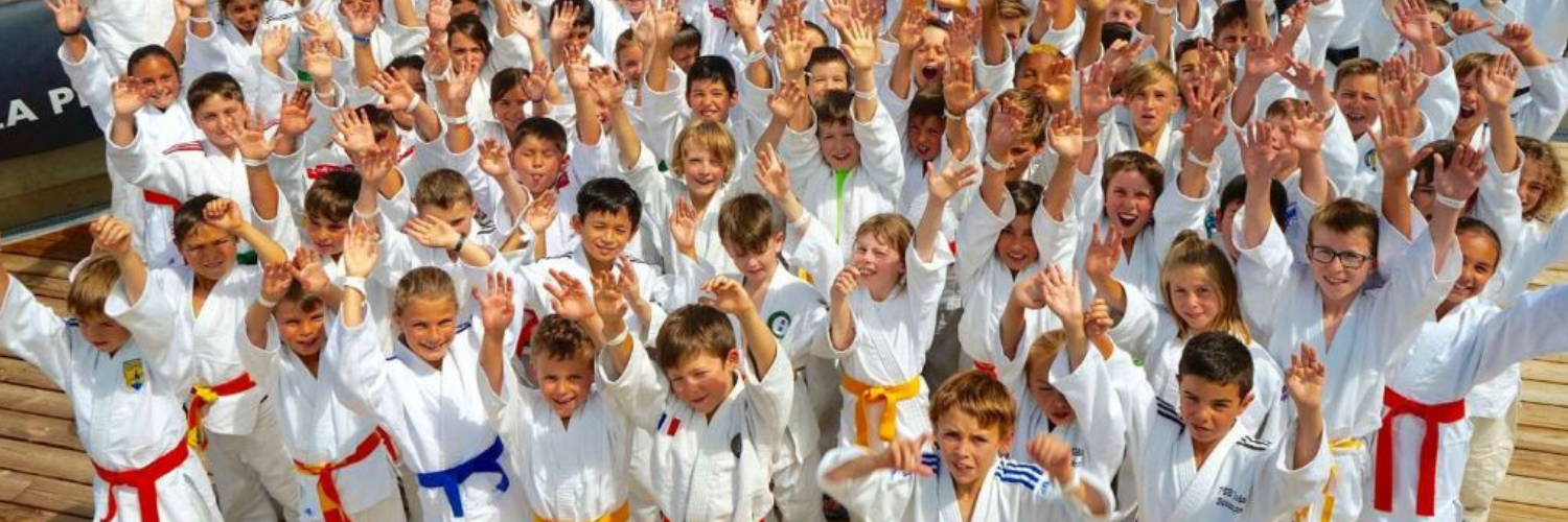 Viele Kinder, die in die Kamera jubeln.